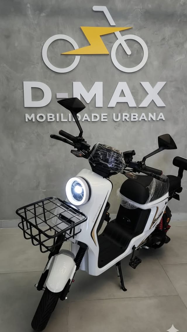 Scooter elétrica D-MAX branca exposta na loja